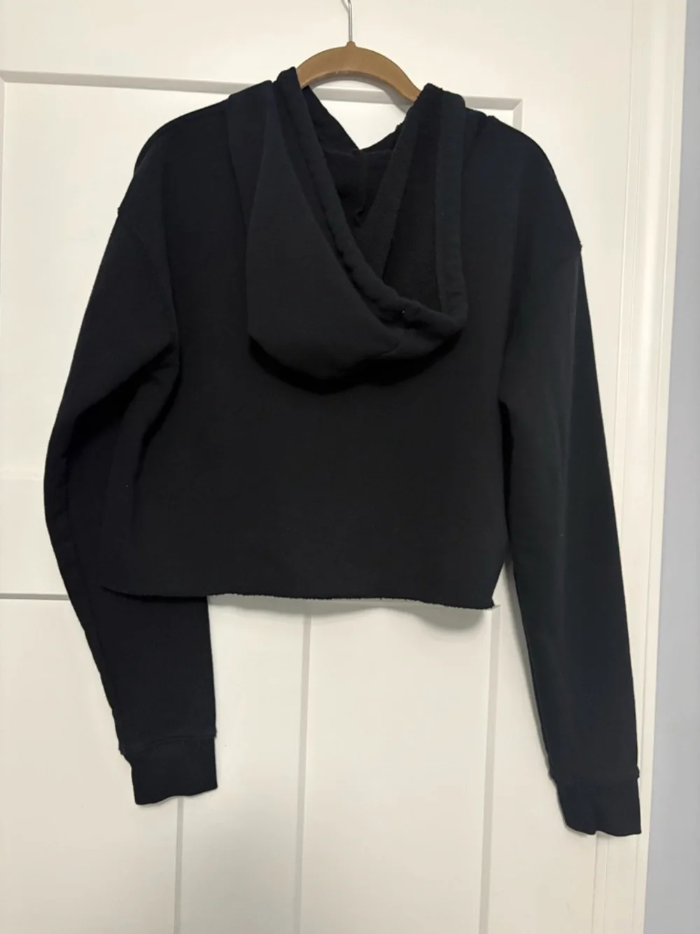 Wild Fable women’s black cropped pullover hoodie - Picture 2 of 4